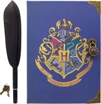 Ilustracja produktu Zestaw Harry Potter Zamykany Notatnik Hogwarts z Gęsim Piórem